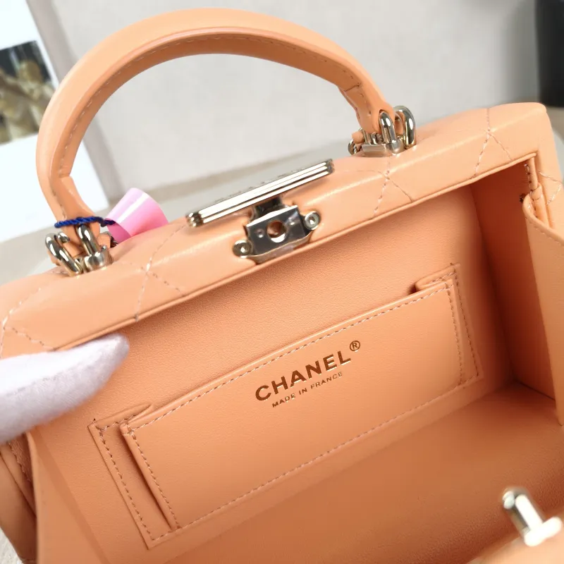 Chanel Crossbody Bag Box Bag Pink Lambskin One Size18.5 × 7 × 12 cm — detail view 2 of 11