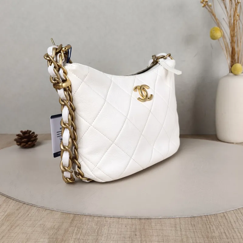 Chanel Crossbody Bag White Lambskin One Size 23 × 6 × 17 cm — cover view 4 of 5