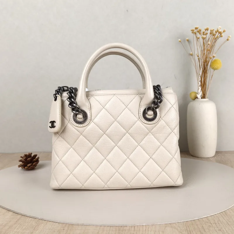 Chanel Shoulder Bag tote White Calfskin One Size23 × 8 × 17 cm