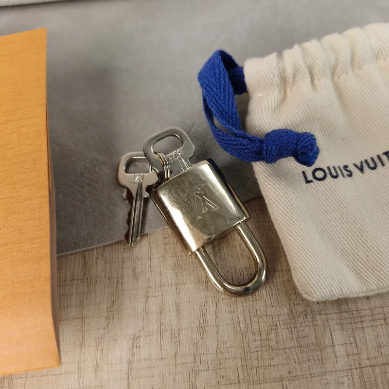 Louis Vuitton Crossbody Bag Speedy20 White · Blue Calfskin One Size20.5 × 12 × 13.5 cm — detail view 13 of 15