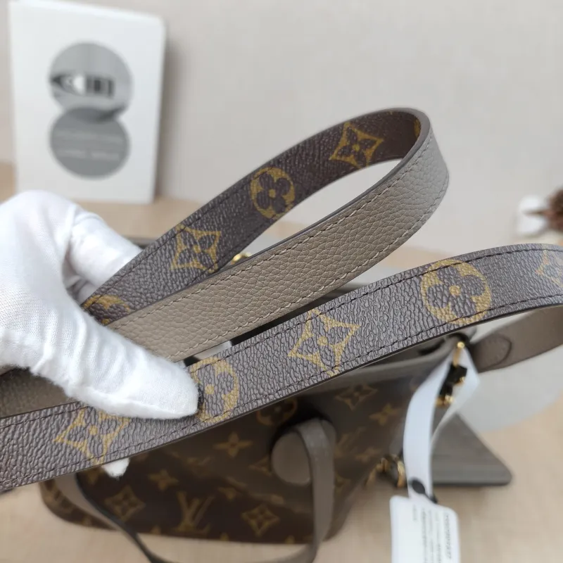 Louis Vuitton Crossbody Bag NEVERFULL INSIDE OUT BB PVC · Calfskin BB26.5 × 11 × 16.5 cm — detail view 10 of 15