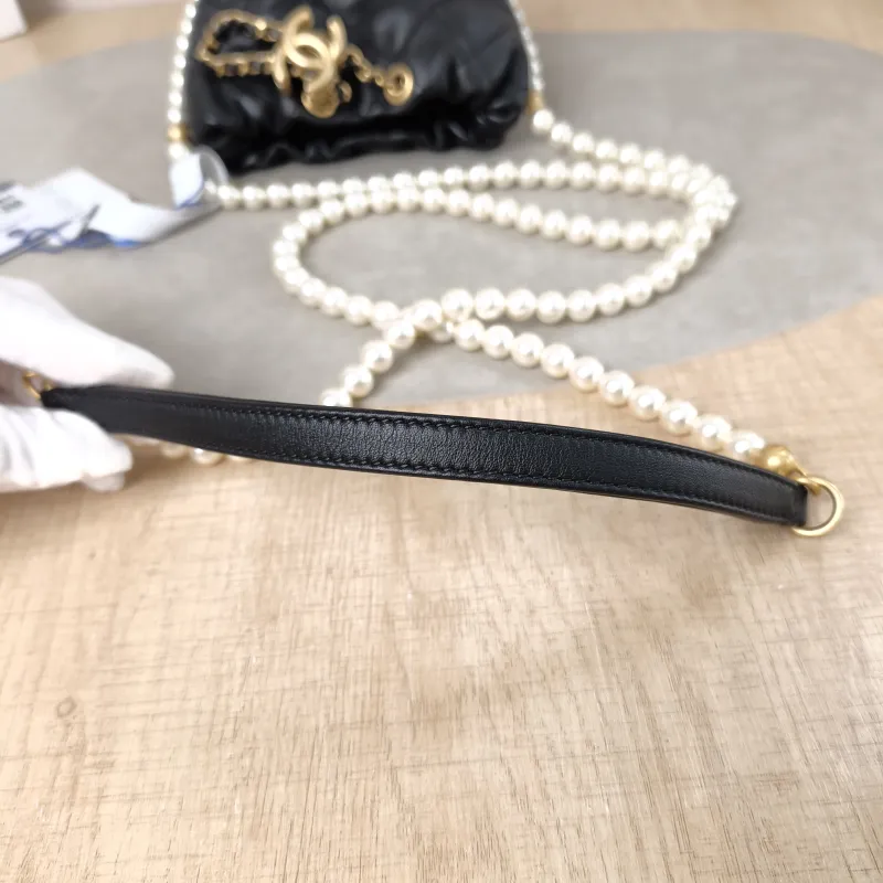 Chanel Crossbody Bag Crossbody Bag Black Calfskinmini12 × 11 × 11 cm — detail view 13 of 14