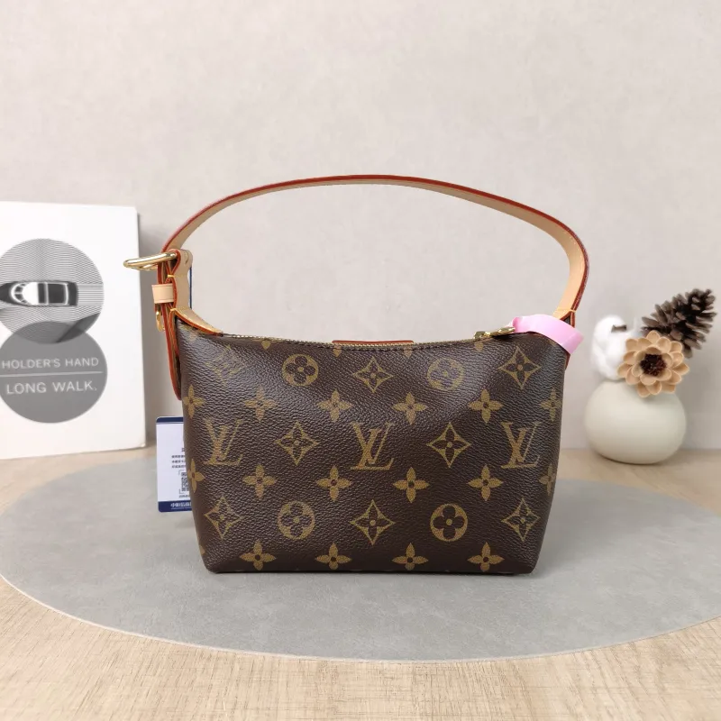Louis Vuitton Shoulder Bag Pochette Hills Monogram PVC One Size 18.5 × 6.5 × 11 cm — cover view 2 of 5