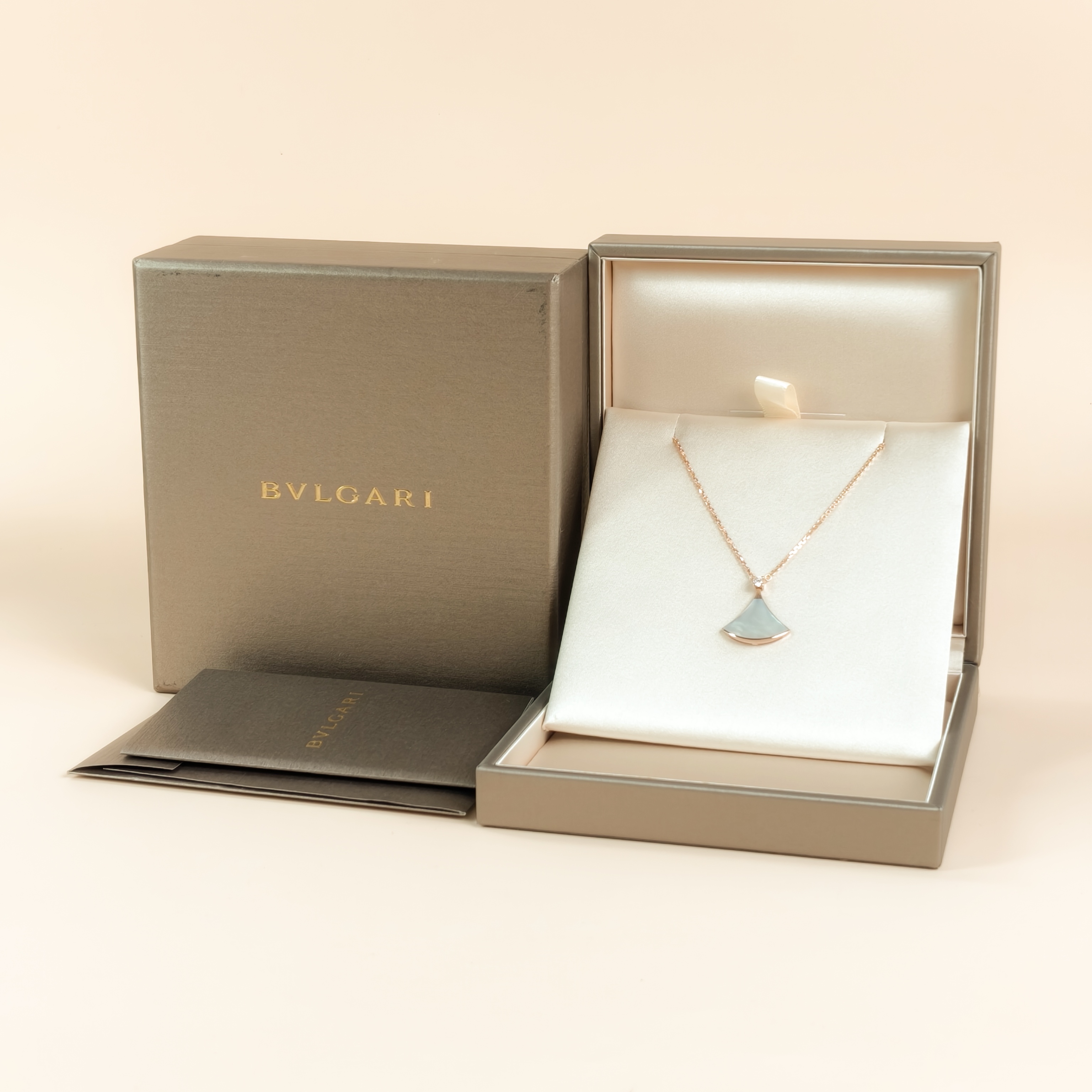Bvlgari Necklace DIVAS’ DREAM Collection Pearl White Mother-of-Pearl Diamond18KR ose Gold Medium Pendant2cm 43cm — cover view 8 of 10