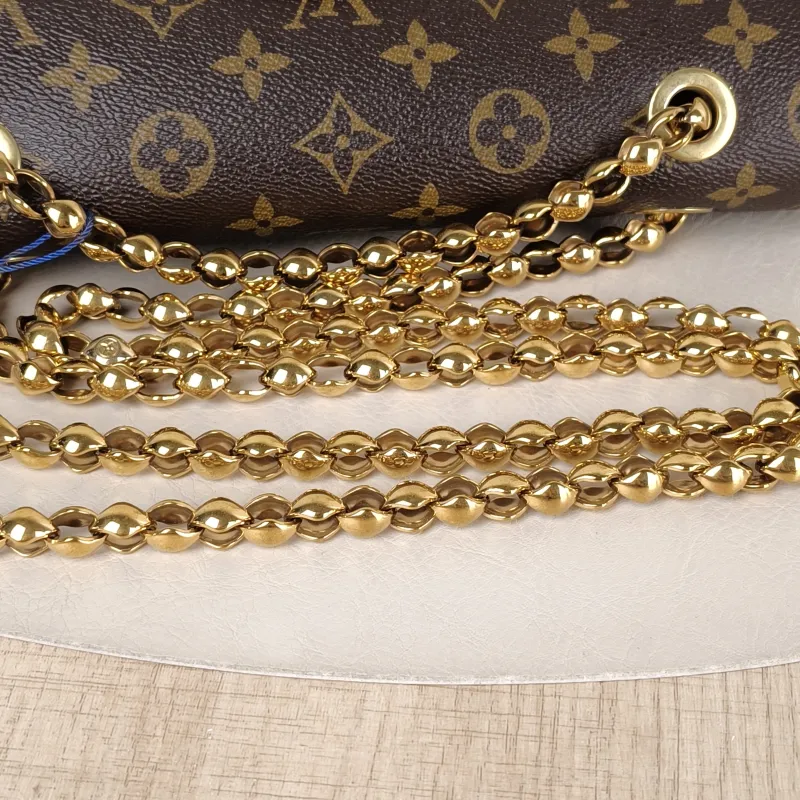 Louis Vuitton Crossbody Bag VICTOIRE Red PVC · Calfskin One Size 27 × 10 × 17 cm — detail view 5 of 10