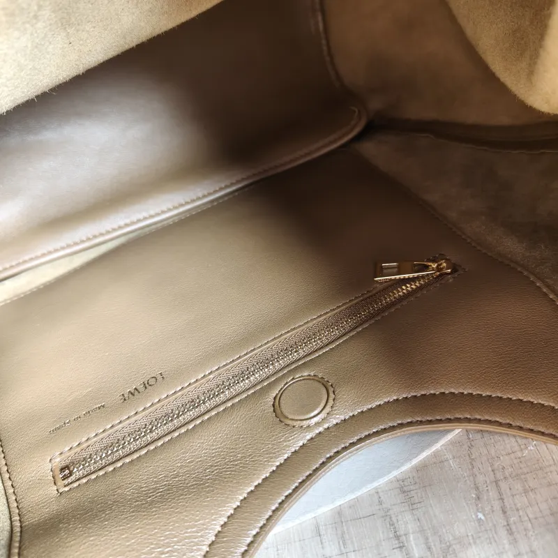 LOEWE Crossbody Bag Squeeze Lambskin Medium 34 × 13.5 × 33 cm — detail view 10 of 11