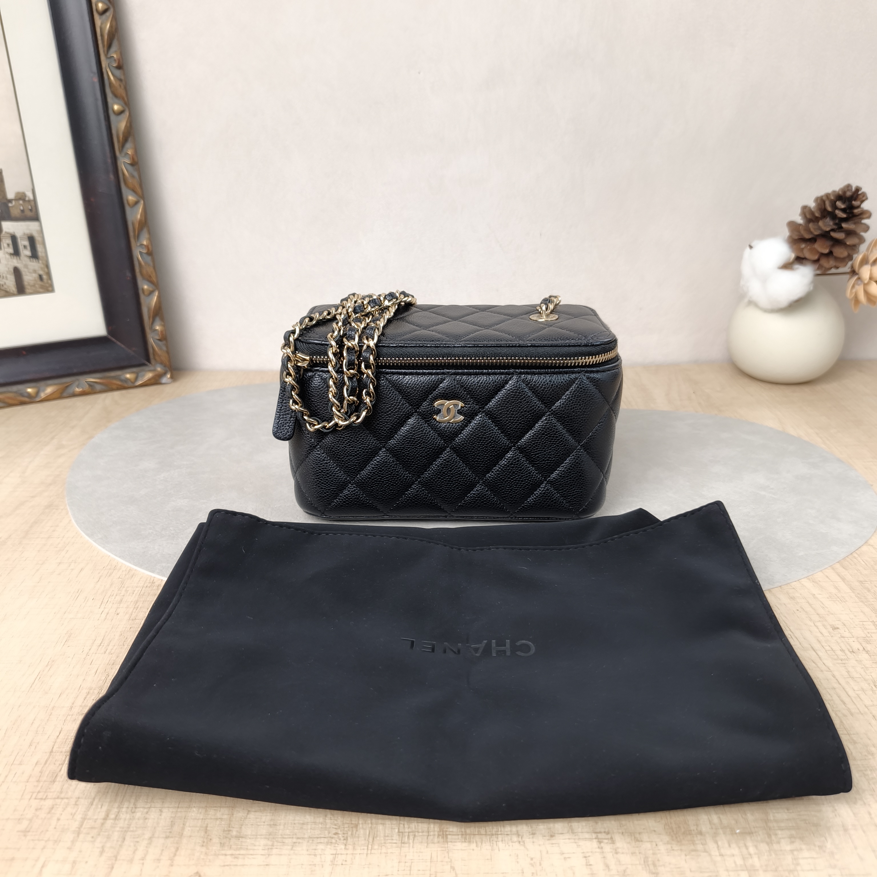 Chanel Crossbody Bag · Edition Box Bag Cosmetic Bag Black Grained Calfskin Small17 × 8 × 9.5 cm — cover view 3 of 6