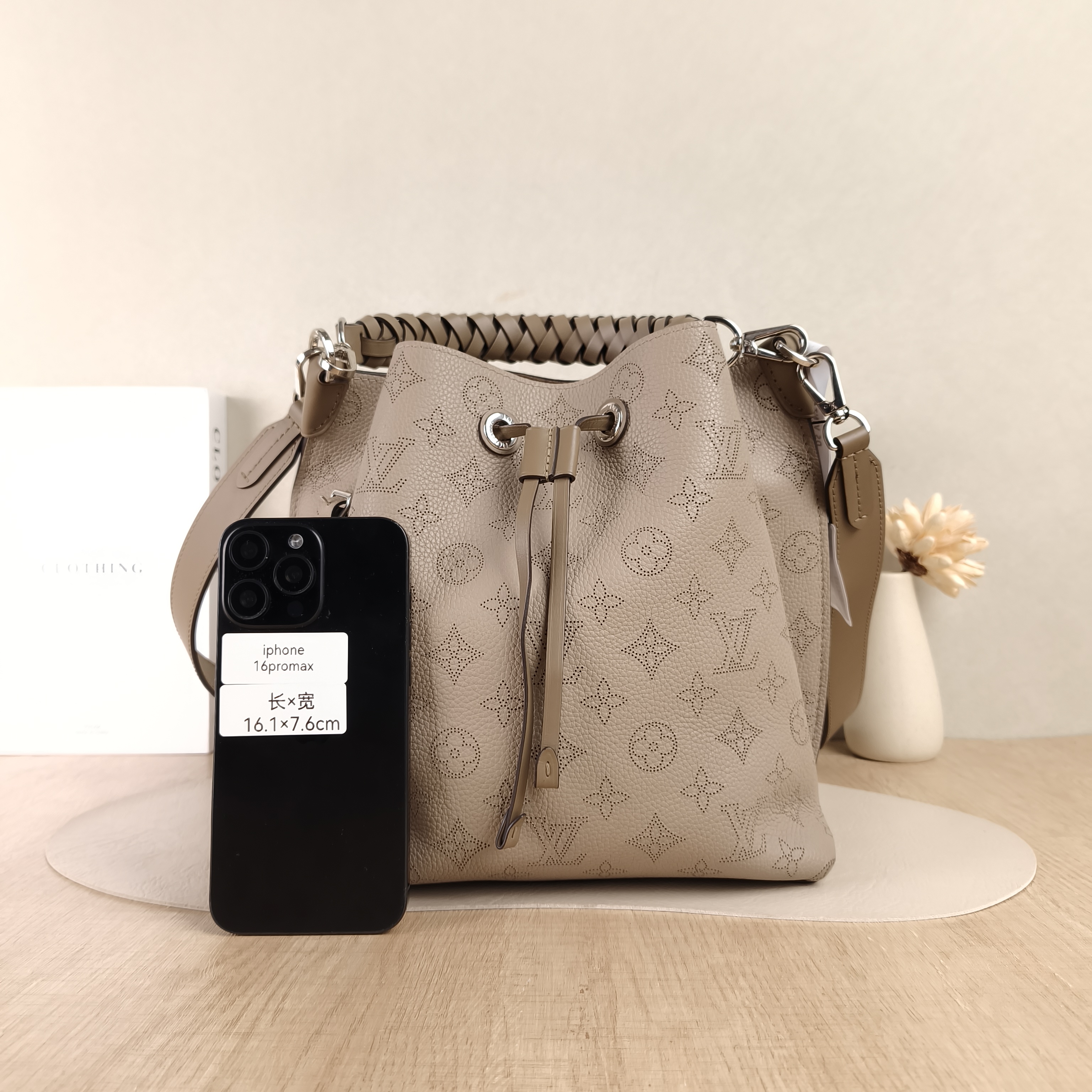 Louis Vuitton Shoulder Bag Muria Grey Calfskin One Size26 × 14 × 26 cm — cover view 2 of 5