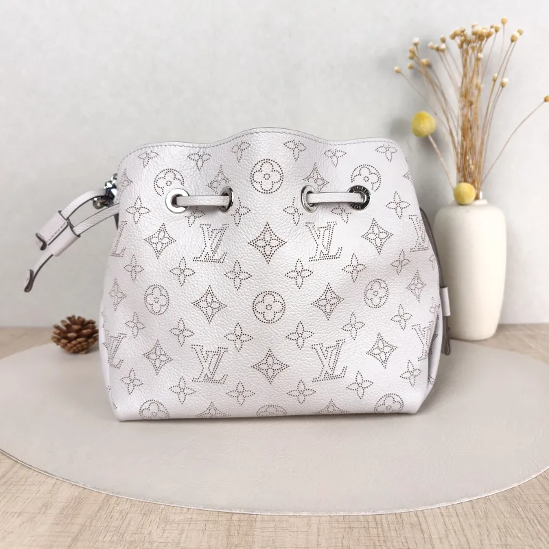 Louis Vuitton Crossbody Bag BELLA Calfskin 22 × 14 × 19 cm — cover view 5 of 5