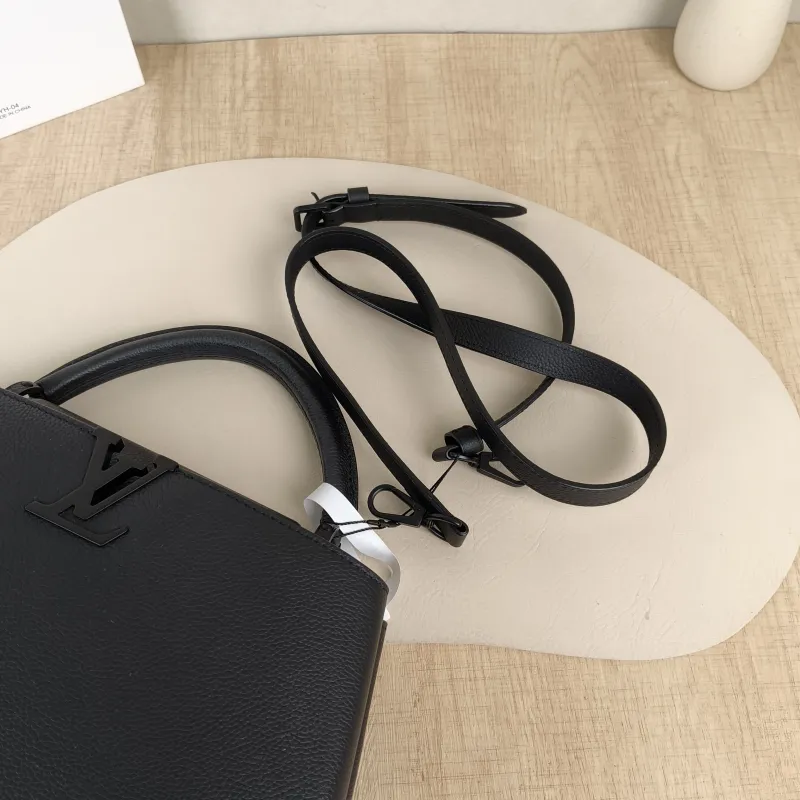 Louis Vuitton Top Handle Bag Capucines East West Black Calfskin Medium33 × 9 × 19 cm — detail view 3 of 13