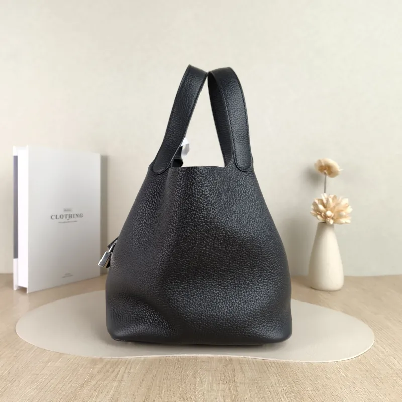 Hermès Top Handle Bag Picotin Lock 22 22 Black TC Calfskin Medium 22 × 18 × 21 cm k — detail view 8 of 9