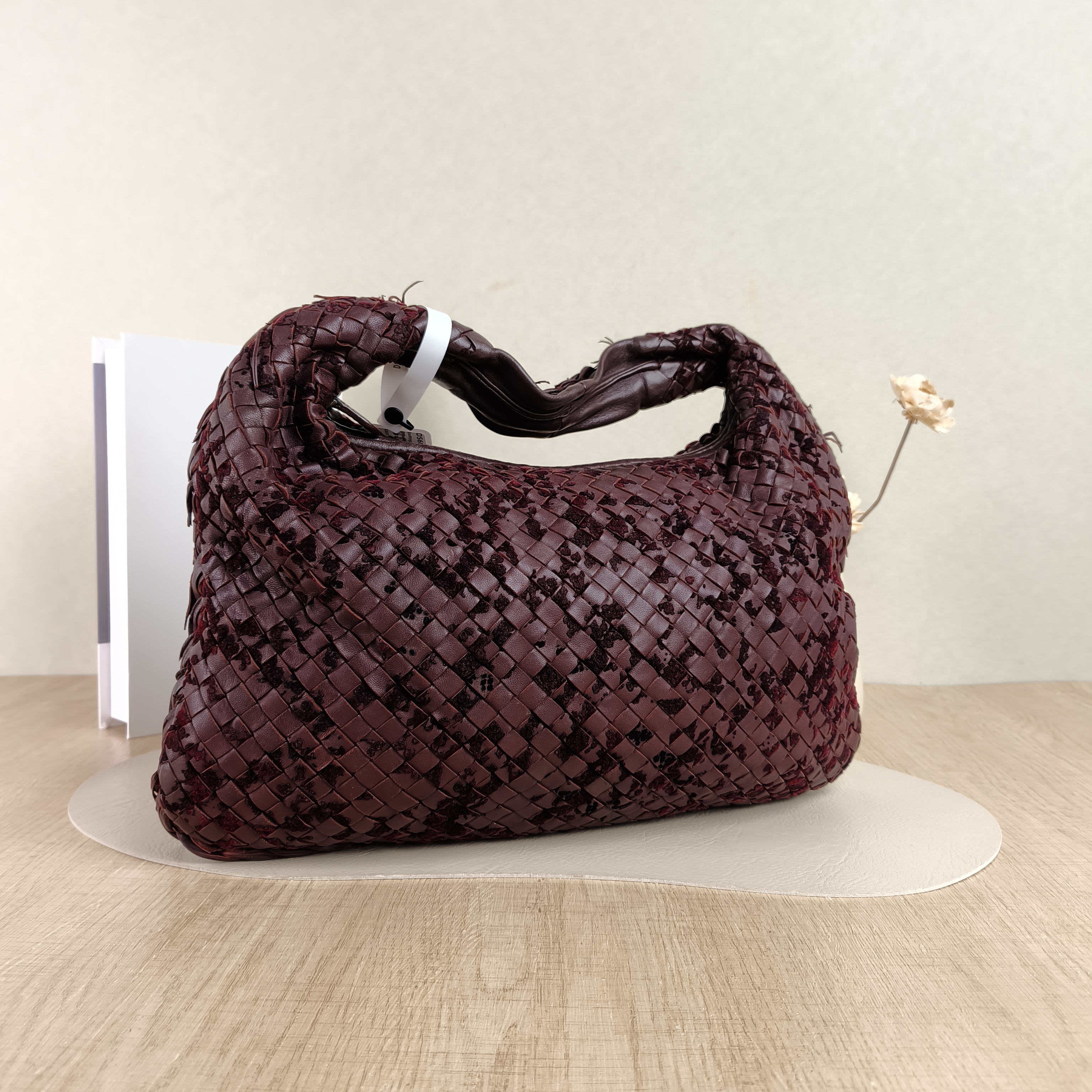 Bottega Veneta Shoulder Bag Veneta Red Lambskin One Size39 × 2 × 23 cm — cover view 4 of 5