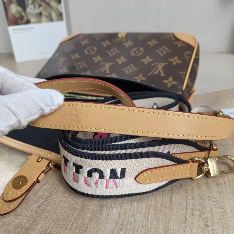 Louis Vuitton Crossbody Bag Diane Baguette Bag Shoulder Strap PVC Small 24 × 9 × 15 cm — detail view 10 of 13