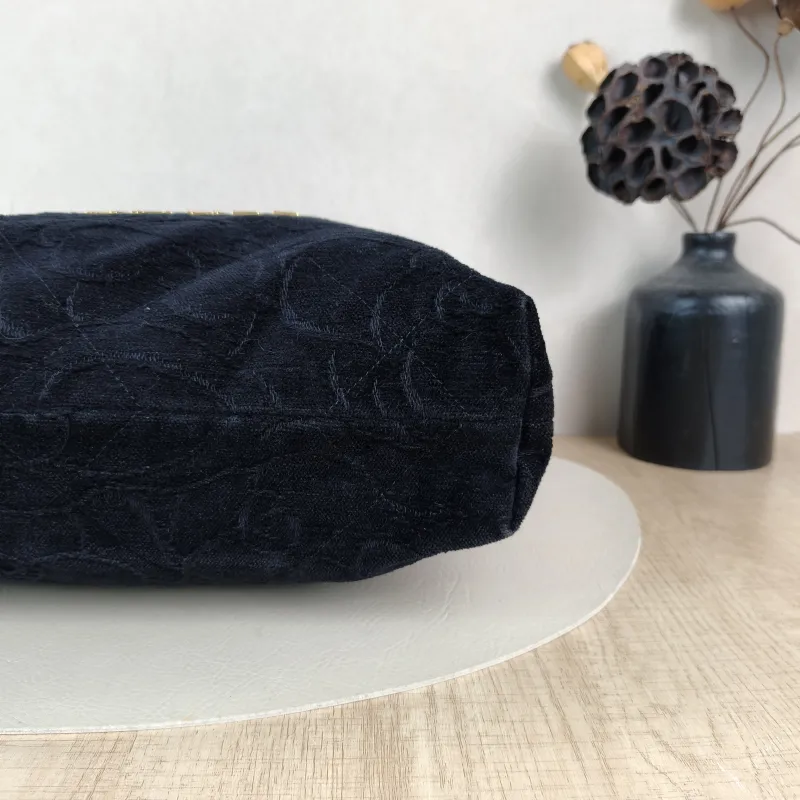 Chanel Shoulder Bag22Bag Black Small35 × 7 × 37 cm — detail view 4 of 13
