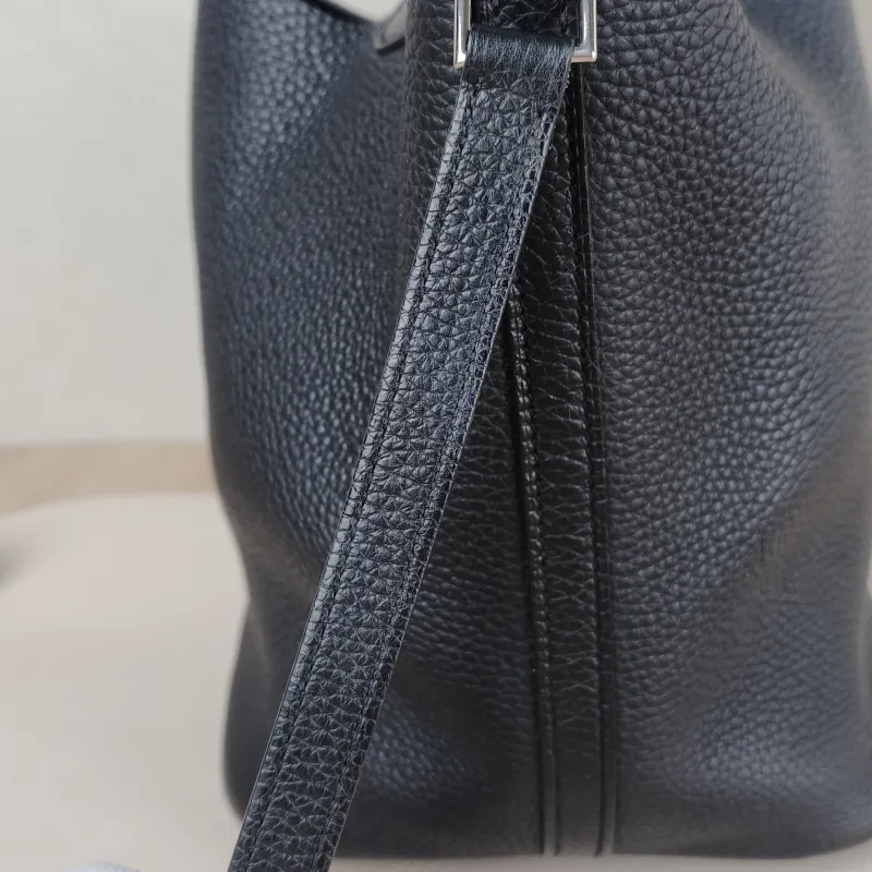 Hermès Top Handle Bag Picotin Lock 22 22 Black TC Calfskin Medium 22 × 18 × 21 cm x — detail view 10 of 11