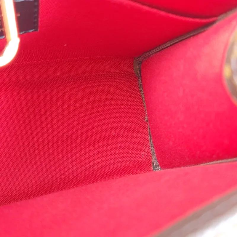 Louis Vuitton Crossbody Bag Onthego BB Monogram PVC BB 18 × 8.5 × 15 cm — detail view 2 of 11