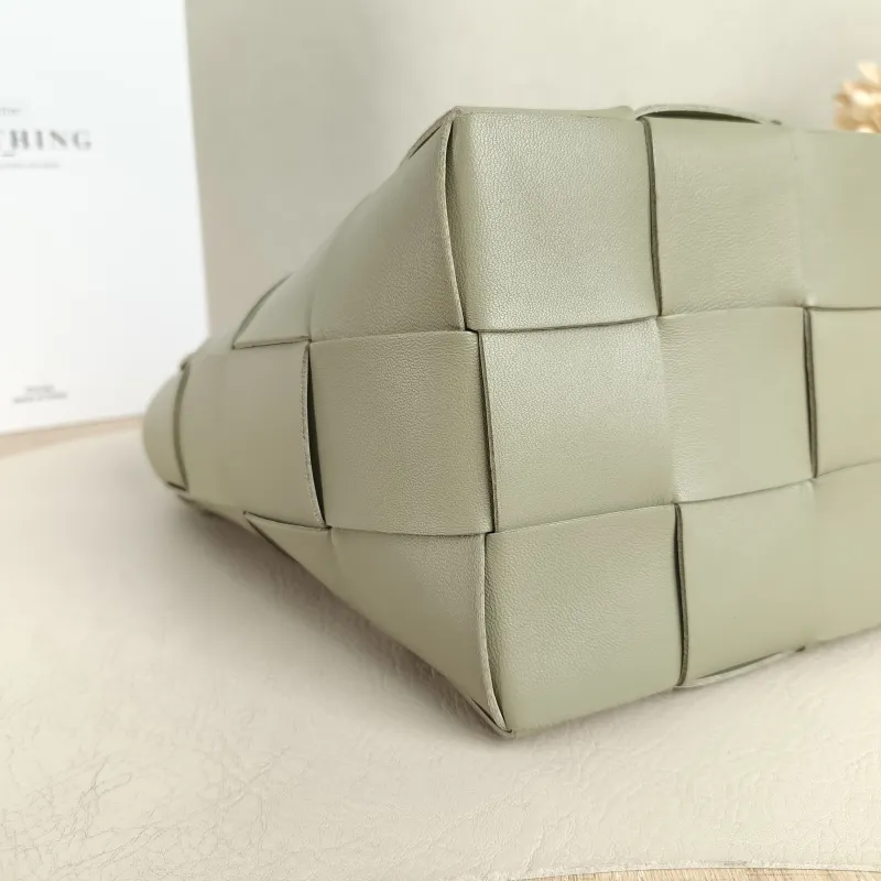 Bottega Veneta Crossbody Bag Cassette Woven Lambskin One Size14 × 14 × 18 cm — detail view 4 of 10