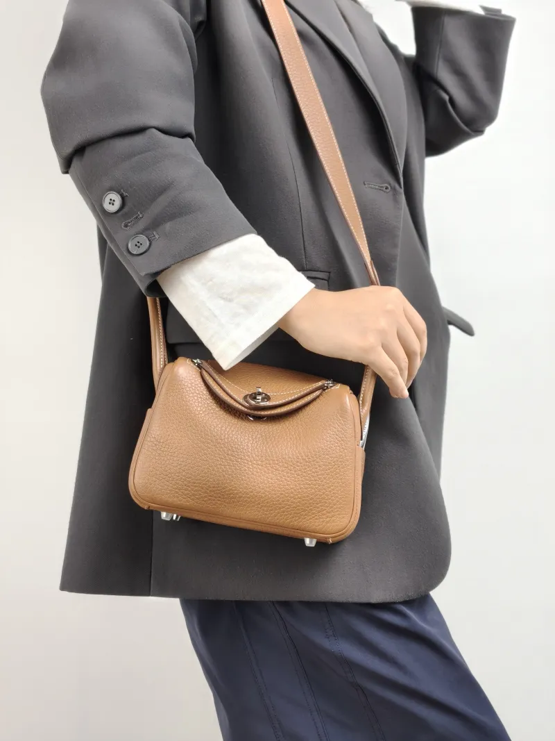 Hermès Crossbody Bag Lindy Mini 19 37 Brown TC Calfskin Mini 19 × 9.5 × 13 cm K — on-model view 1 of 2