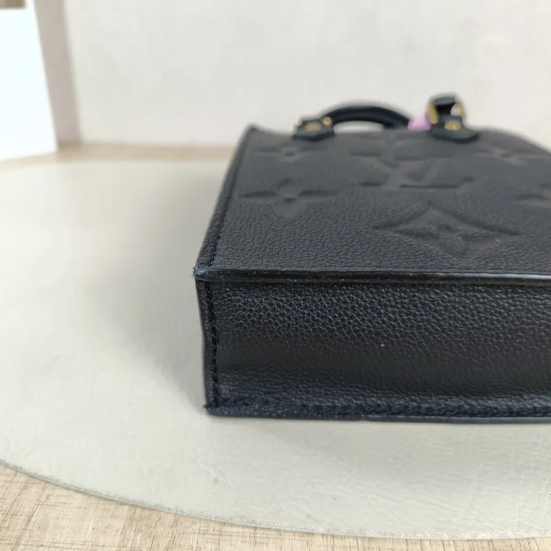 Louis Vuitton Crossbody Bag PETIT SAC PLAT Mini Black Calfskin Mini 14 × 5 × 17 cm — detail view 4 of 10