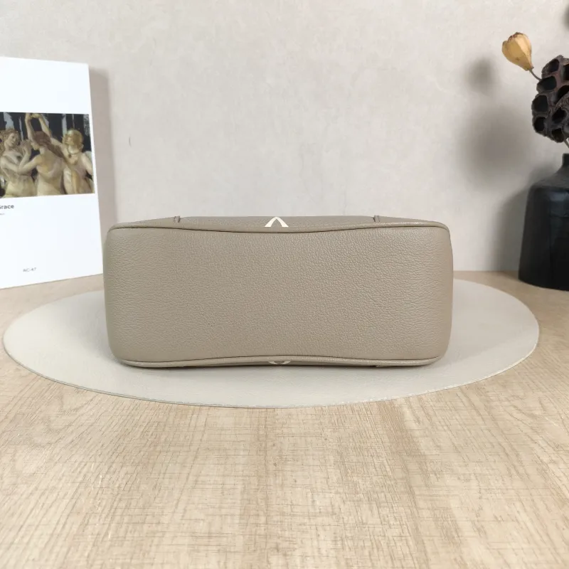 Louis Vuitton Crossbody Bag Boulogne Empreinte Embossed Calfskin Small26 × 9.5 × 16 cm — cover view 3 of 6
