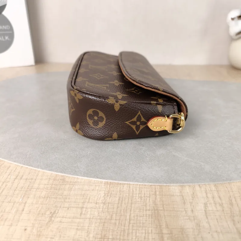 Louis Vuitton Crossbody Bag IVY Monogram PVC Small23.5 × 4.3 × 12 cm — detail view 7 of 13