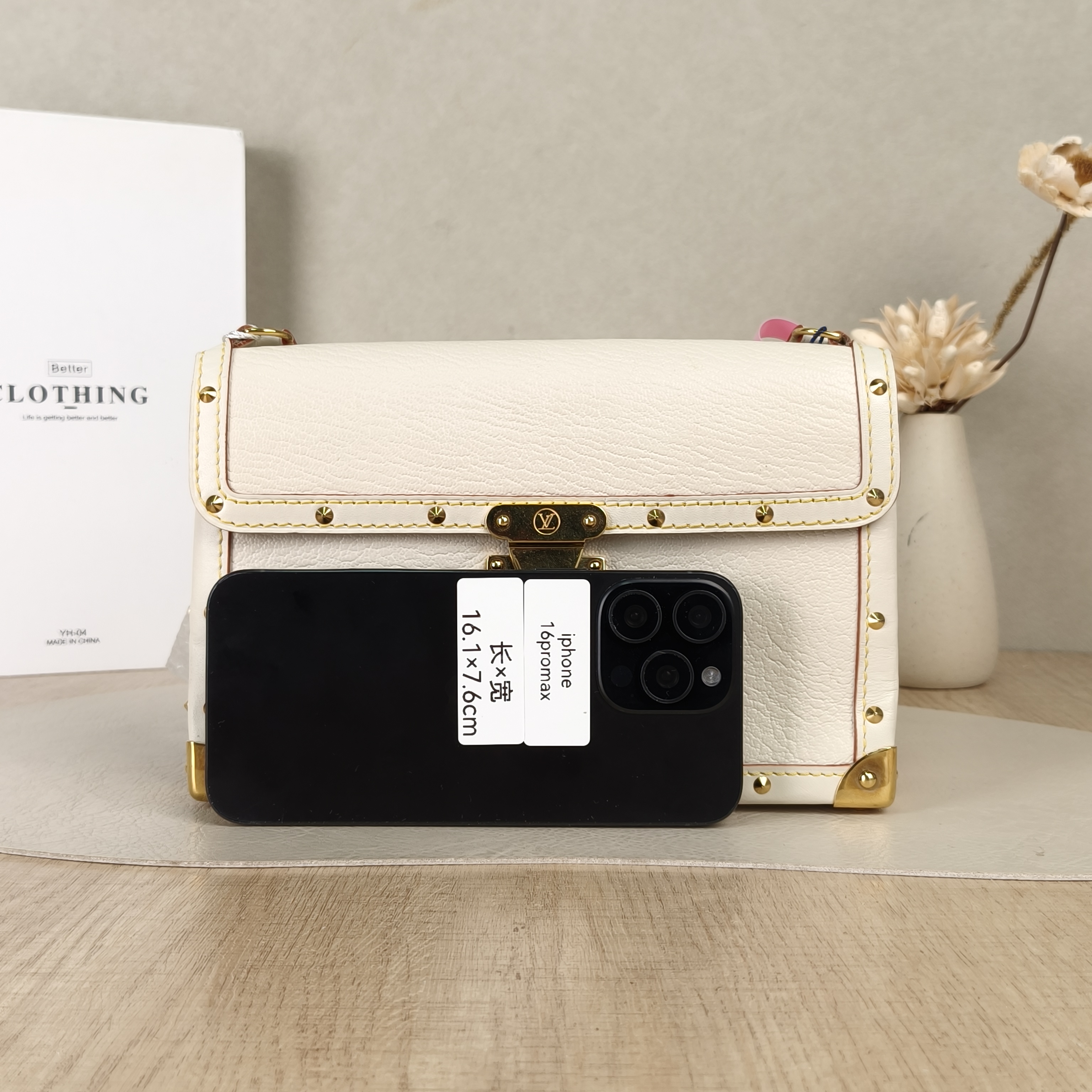 Louis Vuitton Suhali Vintage White Calfskin One Size22.5 × 5 × 14.5 cm — cover view 2 of 5
