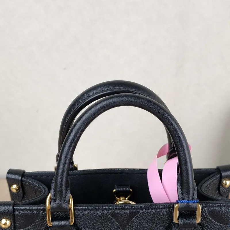 Louis Vuitton Crossbody Bag Onthego BB Black Empreinte Embossed Calfskin BB 18 × 8.5 × 15 cm — detail view 7 of 9