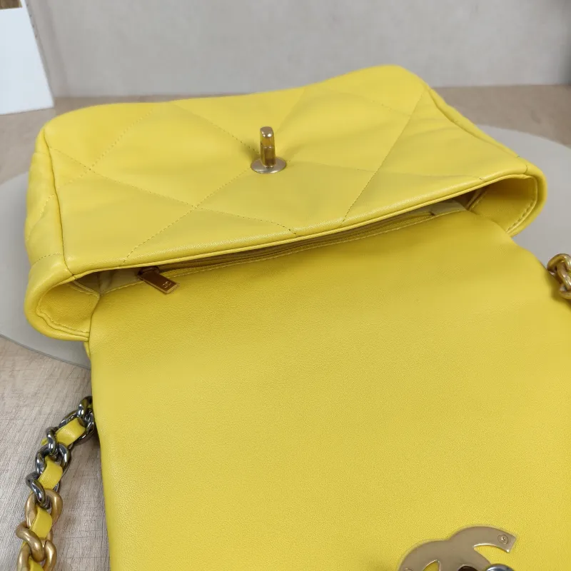 Chanel Crossbody Bag19Bag Yellow Lambskin Small26 × 9 × 16 cm — detail view 2 of 12
