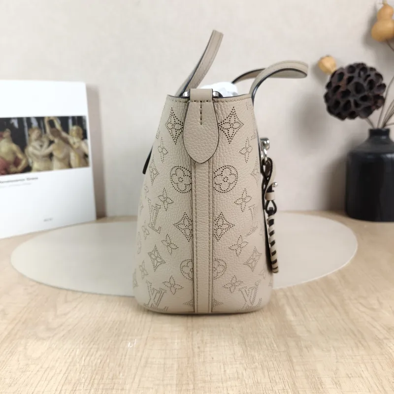 Louis Vuitton Crossbody Bag Blossom Top Handle Bag Calfskin Small20 × 12.5 × 20 cm — detail view 4 of 13