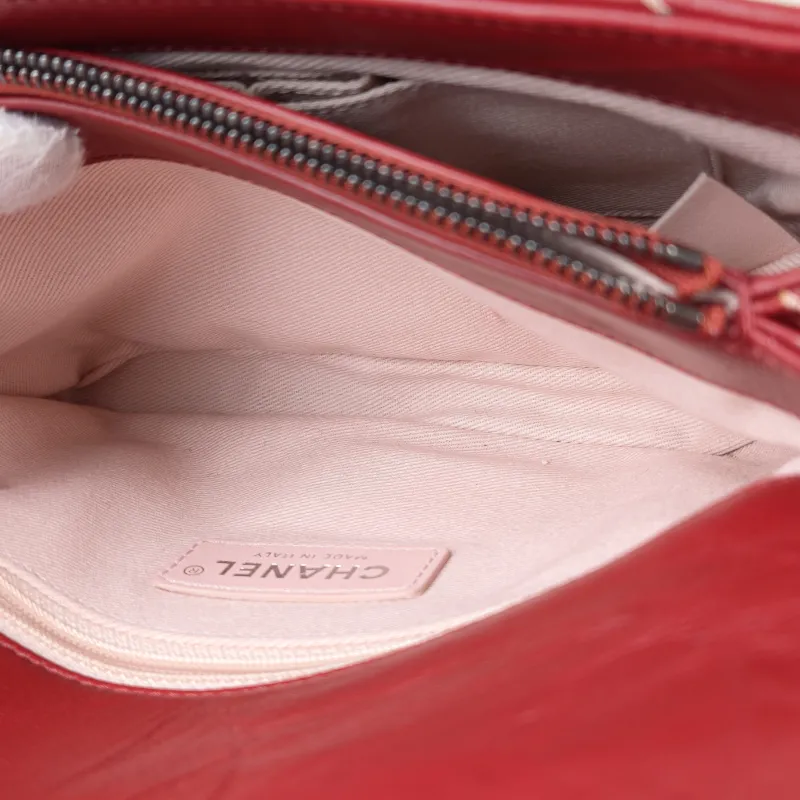 Chanel Crossbody Bag Chain Bag Red Calfskin 22 × 6.5 × 14 cm 23 — detail view 8 of 15