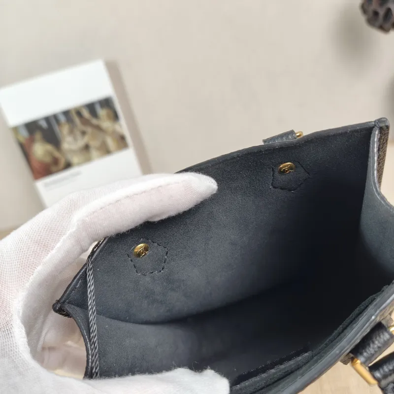 Louis Vuitton Crossbody Bag PETIT SAC PLAT Mini Calfskin Mini 14 × 5 × 17 cm — detail view 4 of 10
