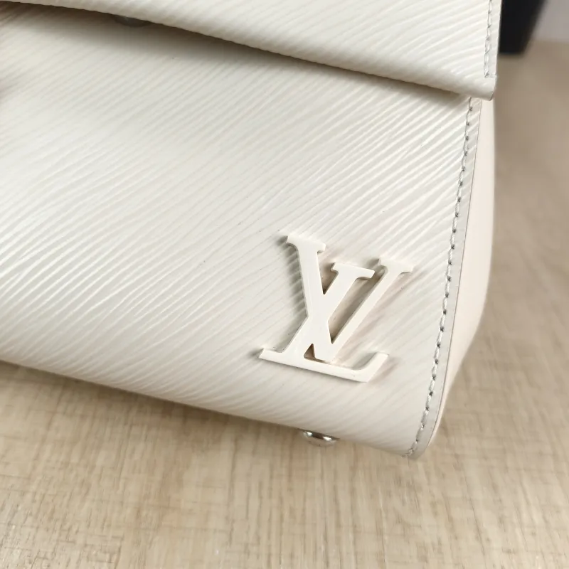 Louis Vuitton Crossbody Bag CLUNY White Epi Embossed Calfskin Mini 20 × 7.5 × 16 cm — detail view 10 of 14