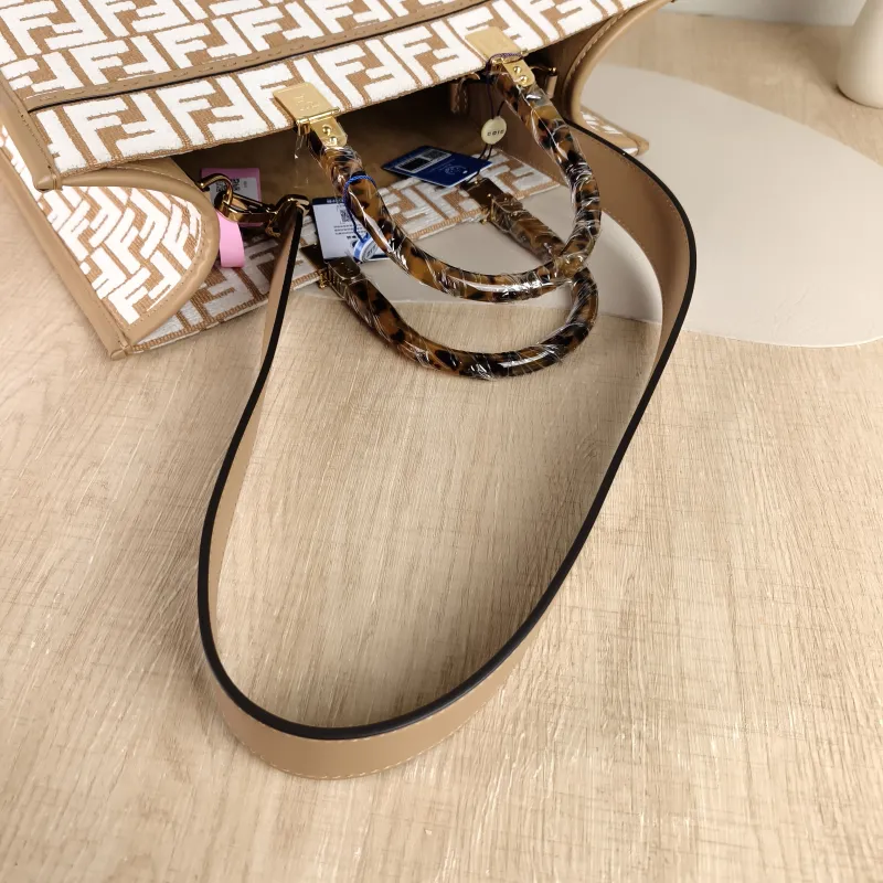 FENDI Top Handle Bag Sunshine Shopping Tote Medium 35 × 17 × 31 cm — detail view 10 of 10