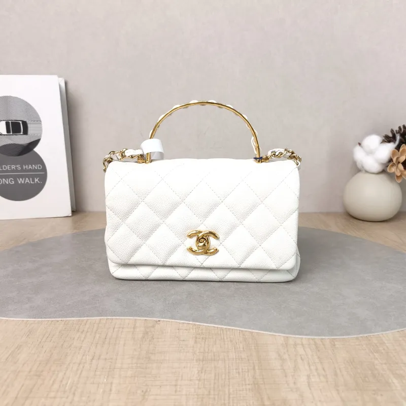 Chanel Crossbody Bag White Calfskin One Size18 × 7 × 11.5 cm