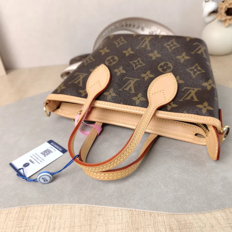 Louis Vuitton Crossbody Bag Neverfull BB Shoulder Strap PVC BB 24 × 9 × 14.5 cm — detail view 12 of 12