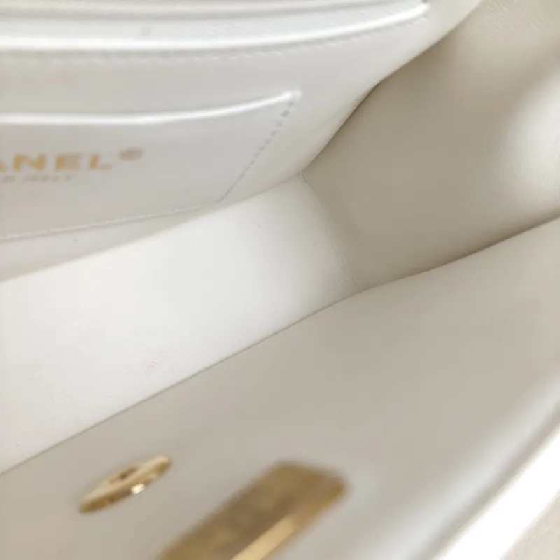 Chanel Crossbody Bag Handle White Grained Calfskin One Size 22 × 7 × 14 cm — detail view 2 of 13