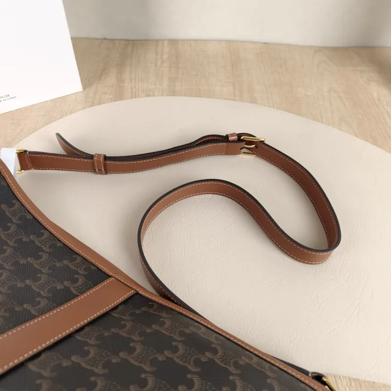 CELINE Crossbody Bag Triomphe Bucket Bag Monogram PVC Medium24 × 18 × 27 cm — detail view 6 of 10