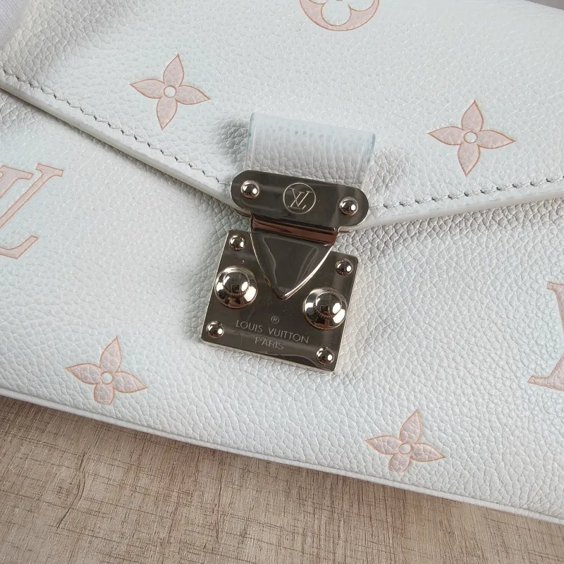 Louis Vuitton Crossbody Bag Pochette Métis East West White · Pink Calfskin Small 21.5 × 6 × 13.5 cm — detail view 9 of 13