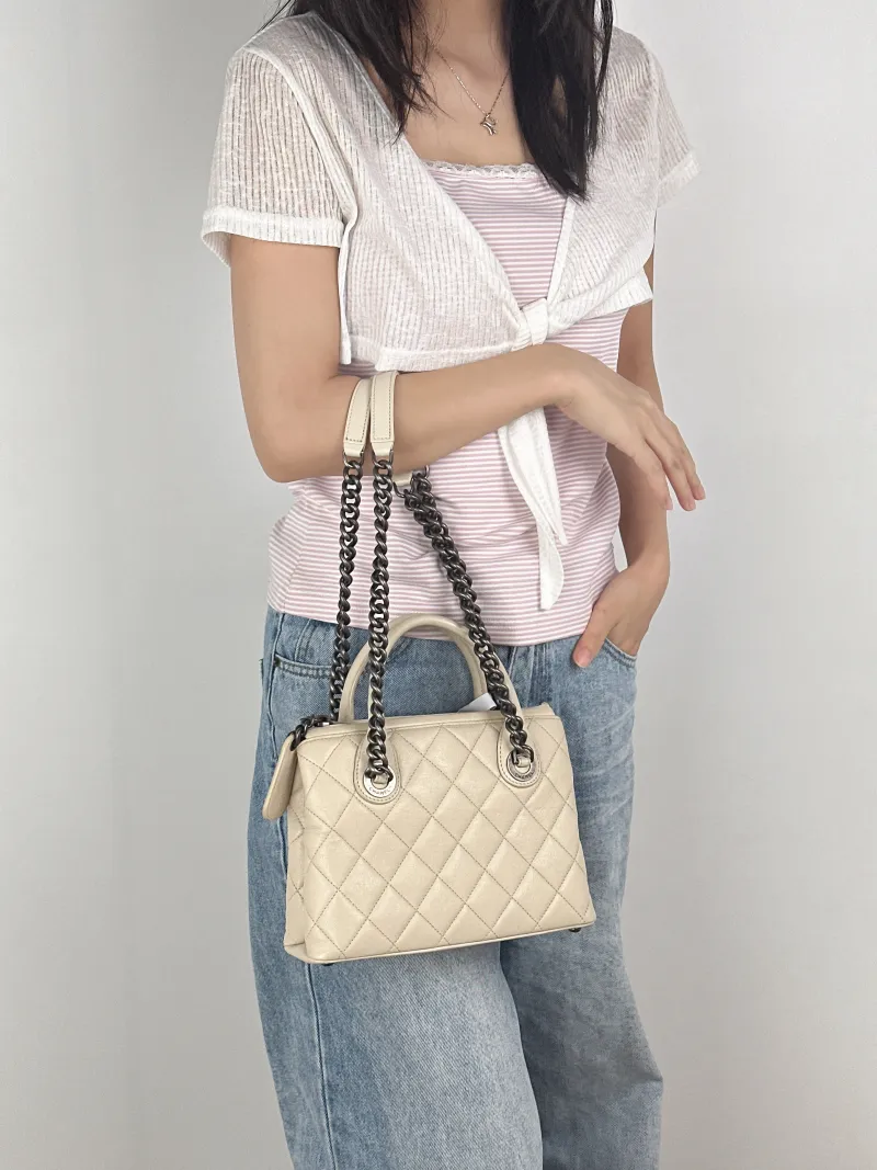 Chanel Shoulder Bag tote White Calfskin One Size23 × 8 × 17 cm — on-model view 3 of 3