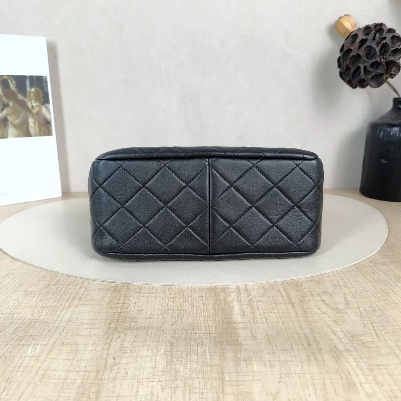 Chanel Shoulder Bag hobo Black with Gold-Tone Hardware Lambskin One Size 22 × 9 × 19 cm — cover view 2 of 6