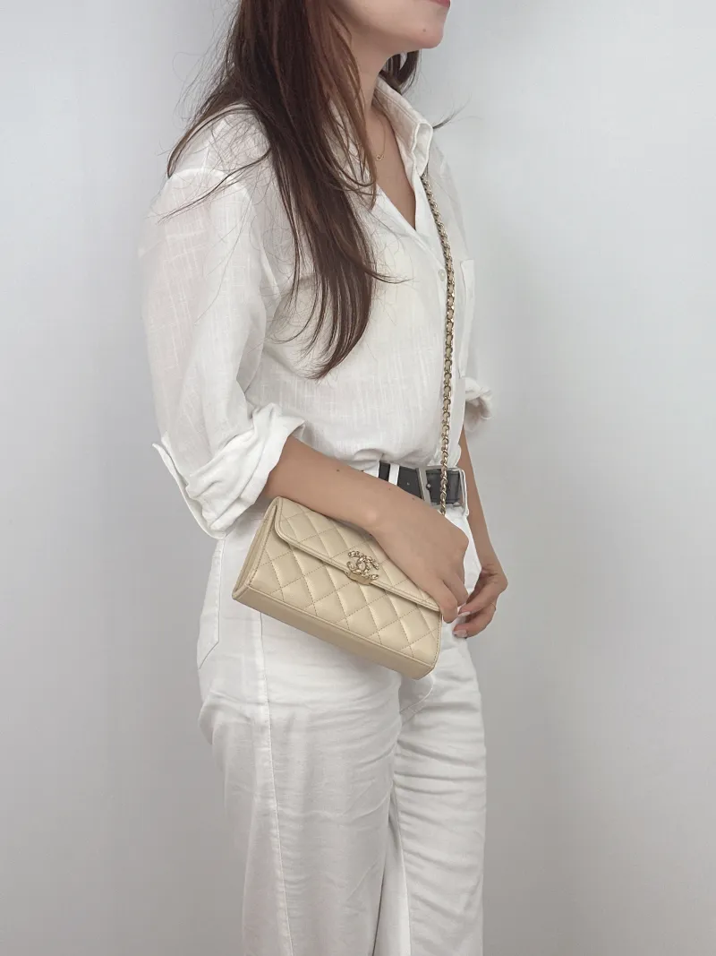 Chanel Crossbody Bag kelly Beige Grained Calfskin One Size 18 × 4.5 × 10 cm — on-model view 1 of 2