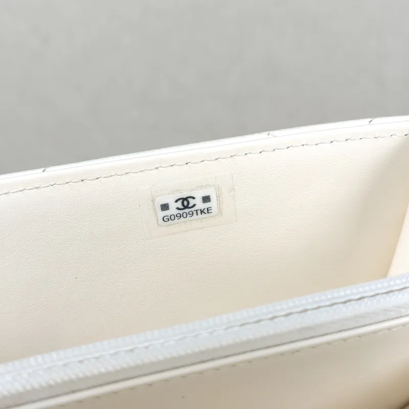 Chanel Crossbody Bag woc White Grained Calfskin 19.2 × 6 × 10.5 cm — detail view 7 of 13