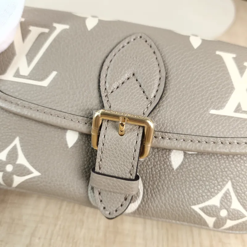 Louis Vuitton Crossbody Bag Diane Baguette Bag Empreinte Embossed Calfskin Monogramnano19 × 6 × 10.5 cm — detail view 7 of 12