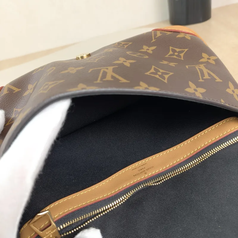 Louis Vuitton Crossbody Bag Diane Baguette Bag Shoulder Strap PVC Small 24 × 9 × 15 cm — detail view 4 of 13