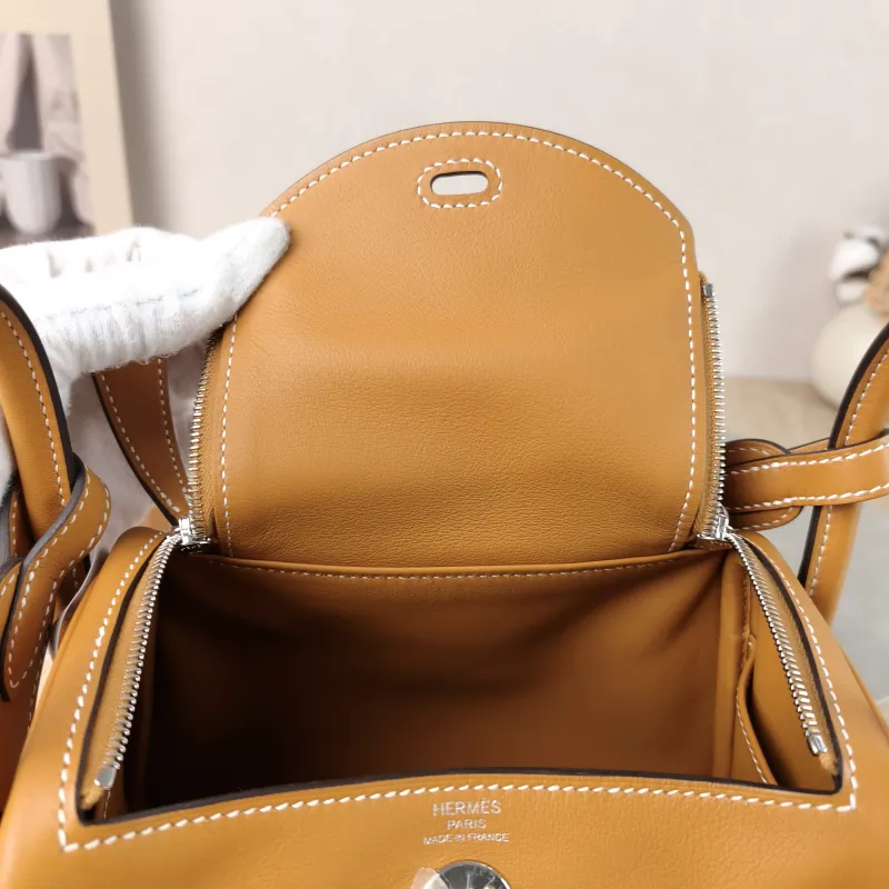 Hermès Crossbody Bag Lindy Mini 19 1H Swift Calfskin Mini 19 × 9.5 × 13 cm G — detail view 15 of 15
