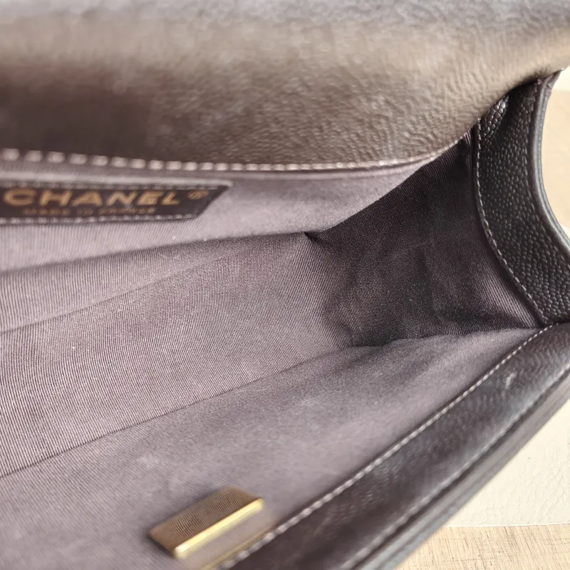 Chanel Crossbody Bag Le Boy​ Calfskin Medium25 × 9 × 15 cm — detail view 4 of 11