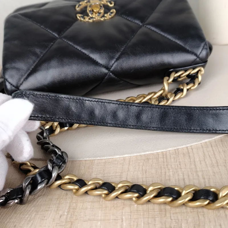 Chanel Crossbody Bag 19Bag Black SL ambskin Small 26 × 9 × 16 cm — detail view 3 of 15