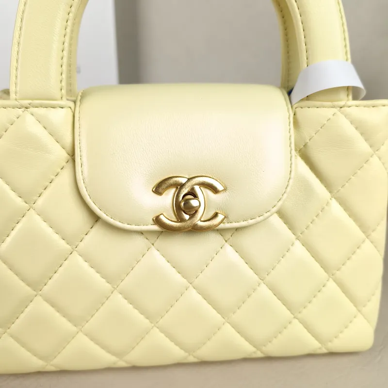 Chanel Crossbody Bag Kelly Yellow Lambskin mini19 × 7 × 13 cm — detail view 12 of 12