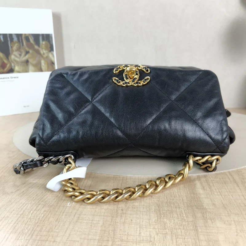 Chanel Crossbody Bag19Bag Black SL ambskin Small26 × 9 × 16 cm — detail view 2 of 13