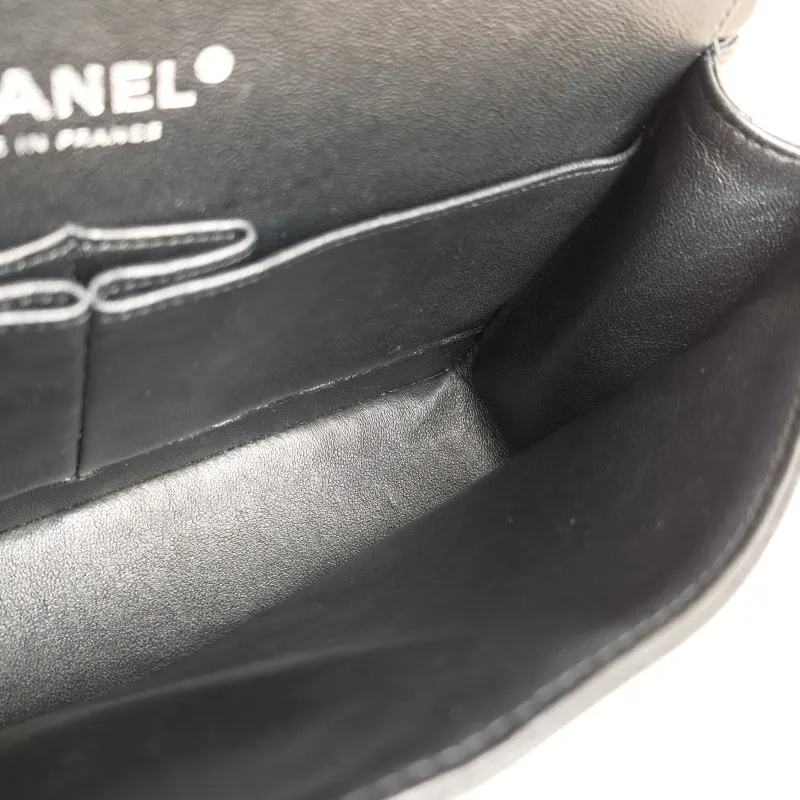 Chanel Crossbody Bag V Classic Flap CF Black Grained Calfskin Medium 25.5 × 6.5 × 15.5 cm 22 — detail view 10 of 14